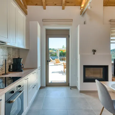 Willa Elena's Sunset Pirgiotika